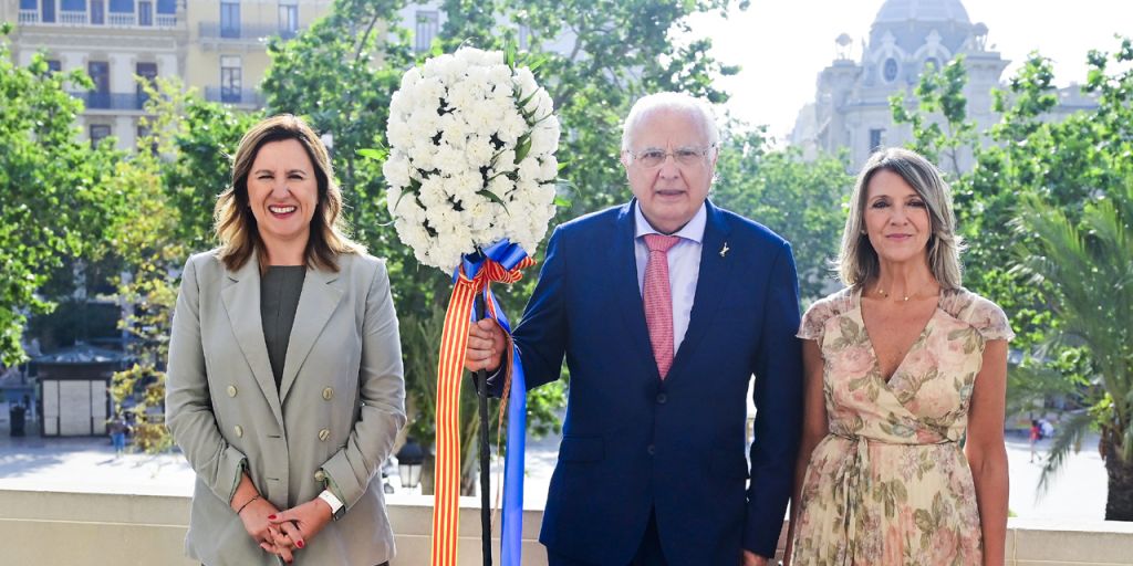  La alcaldesa de València, María José Catalá, acompañada por la delegada de Fiestas y Tradiciones, Mónica Gil, ha recibido esta mañana el tradicional “pomell” 