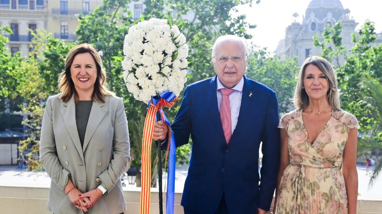 La alcaldesa de València, María José Catalá, acompañada por la delegada de Fiestas y Tradiciones, Mónica Gil, ha recibido esta mañana el tradicional “pomell” 