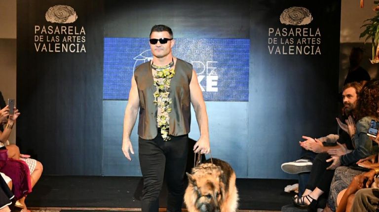 DAVID CASINOS SE ESTRENA COMO MODELO EN PASARELA DE LAS ARTES