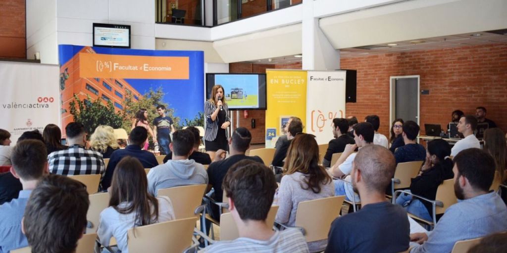  Sandra Gómez ha presentado esta mañana en Facultad de Economía la segunda edición de la campaña Anem! de Acciones de Empleo Joven