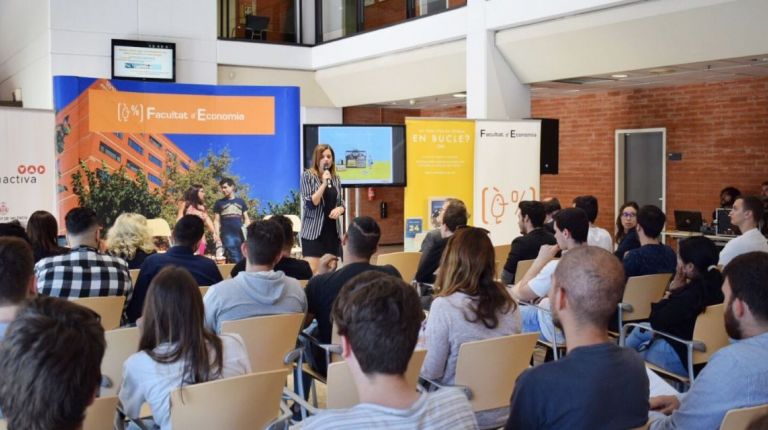 Sandra Gómez ha presentado esta mañana en Facultad de Economía la segunda edición de la campaña Anem! de Acciones de Empleo Joven