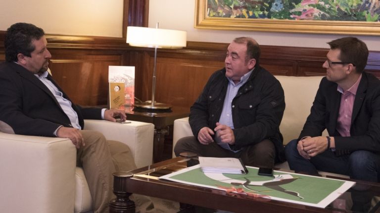 El presidente de la Diputación de Castellón, Javier Moliner, se ha reunido con el alcalde de Sant Joan de Moró, Vicente Pallarés
