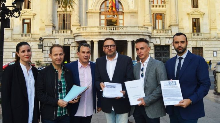 FEHV Y FOTUR PRESENTAN 6.000 FIRMAS CONTRA LA PROHIBICIÓN DE APARCAR EN EL CARRIL BUS POR LA NOCHE