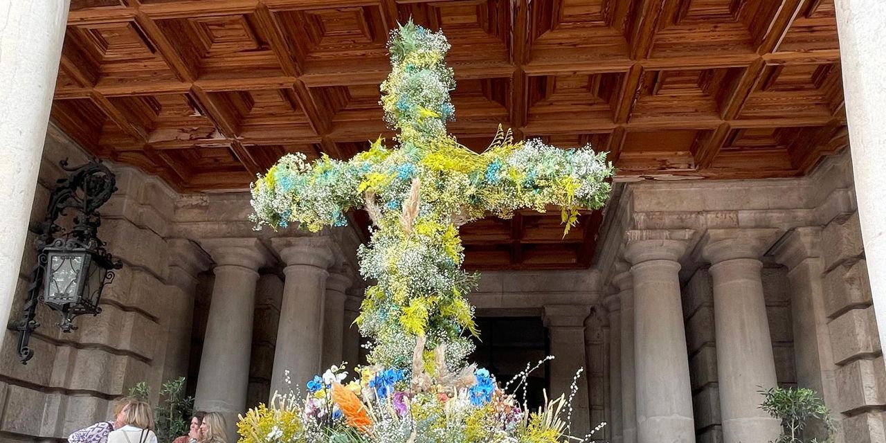  El Ayuntamiento instala la tradicional Cruz de Mayo 