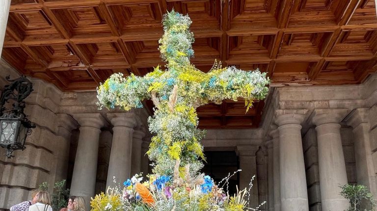El Ayuntamiento instala la tradicional Cruz de Mayo 