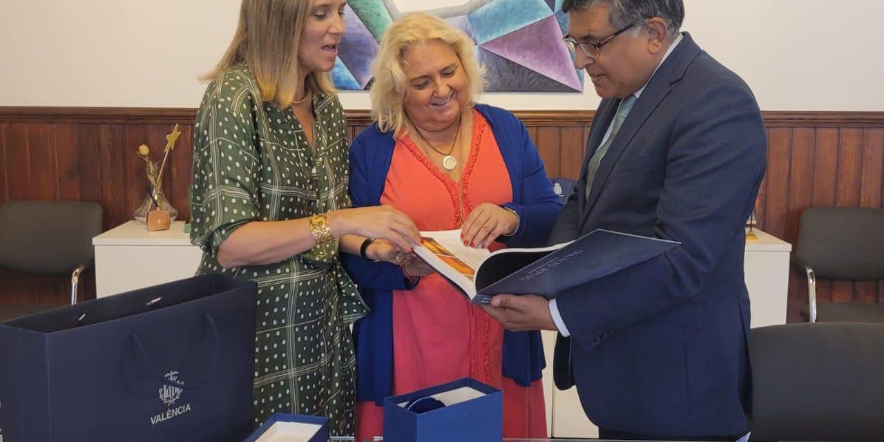  María José Ferrer San Segundo y Paula Llobet han recibido este mediodía a Zahoor Ahmed, embajador de Pakistán en España y Andorra