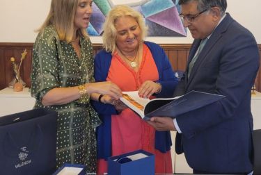 María José Ferrer San Segundo y Paula Llobet han recibido este mediodía a Zahoor Ahmed, embajador de Pakistán en España y Andorra
