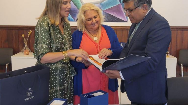 María José Ferrer San Segundo y Paula Llobet han recibido este mediodía a Zahoor Ahmed, embajador de Pakistán en España y Andorra