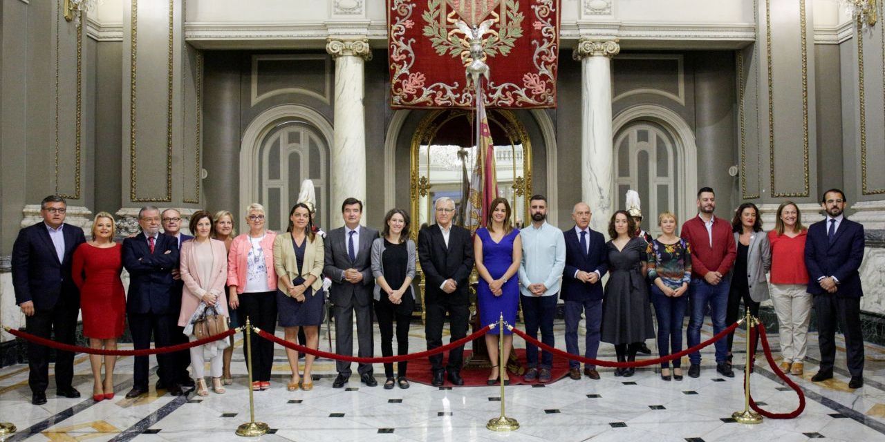  El alcalde ha presidido el traslado de la Reial Senyera desde el Museo Histórico Municipal hasta el Salón de Cristal