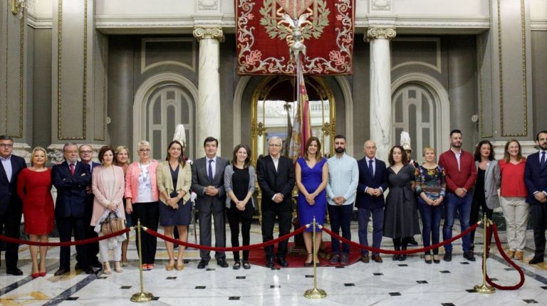 El alcalde ha presidido el traslado de la Reial Senyera desde el Museo Histórico Municipal hasta el Salón de Cristal