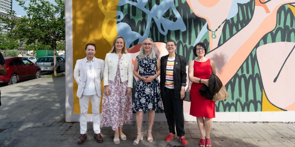  La biofísica Eva Nogales inaugura su mural de Dones de Ciència