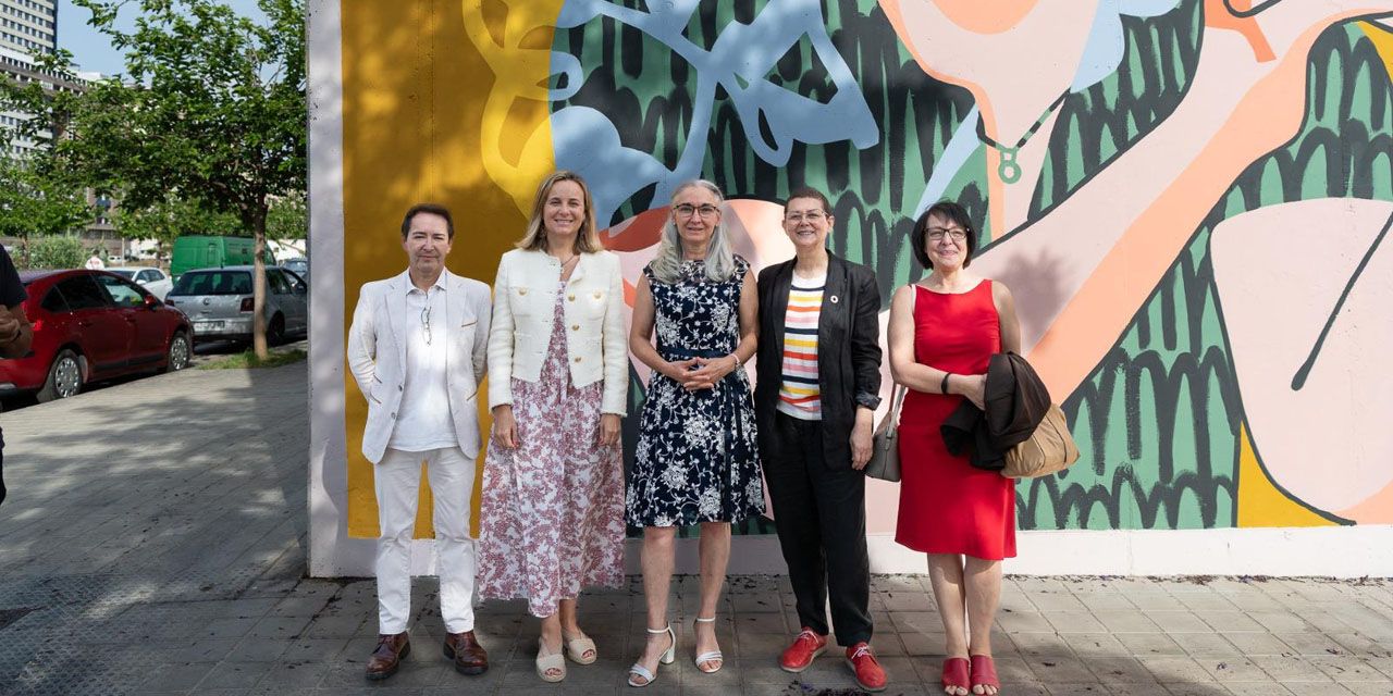  La biofísica Eva Nogales inaugura su mural de Dones de Ciència