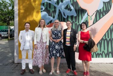 La biofísica Eva Nogales inaugura su mural de Dones de Ciència