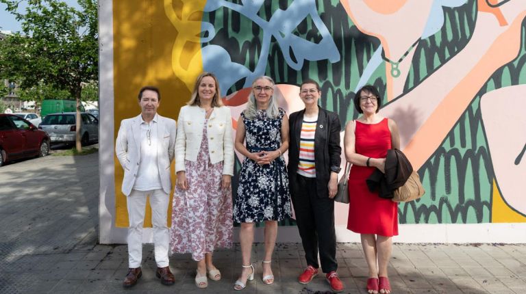 La biofísica Eva Nogales inaugura su mural de Dones de Ciència