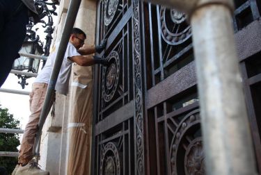 El Ayuntamiento de Valencia se engalana por el 750 aniversario de la muerte de Jaume I y restaura ventanas y verjas de la Casa Consistorial 