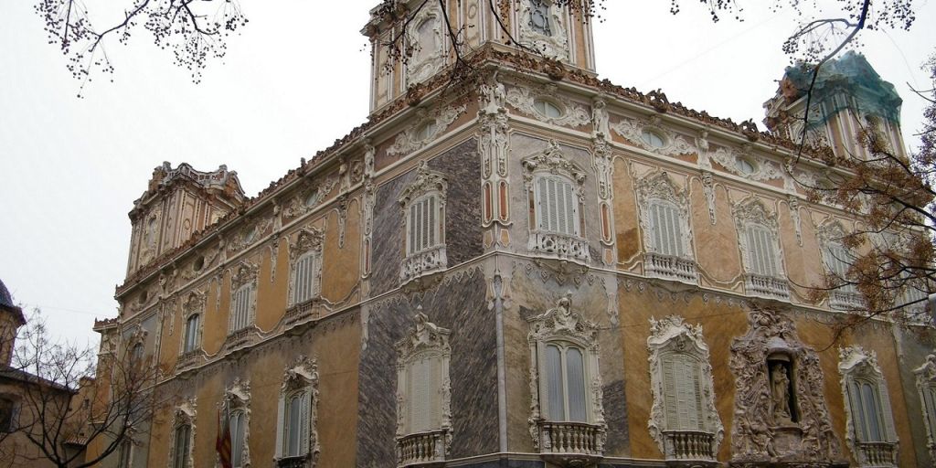  El Museo Nacional de Cerámica en Valencia lleva a cabo tareas de conservación en la portada de alabastro
