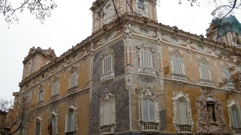 El Museo Nacional de Cerámica en Valencia lleva a cabo tareas de conservación en la portada de alabastro