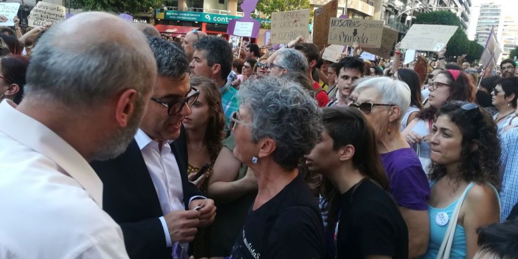  El delegado del Gobierno  se reúne con una representación de las convocantes de la concentración 