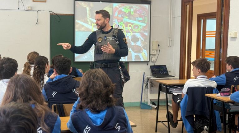 València impulsa la figura del “agente tutor”, policías especializados en la protección de la infancia y la adolescencia en el entorno escolar y social