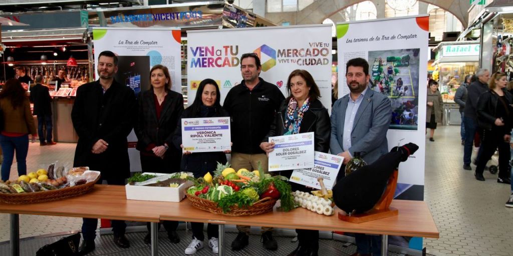  Las ganadoras del concurso ‘Ven a tu Mercado’ recogen sus premios en el Mercado Central
