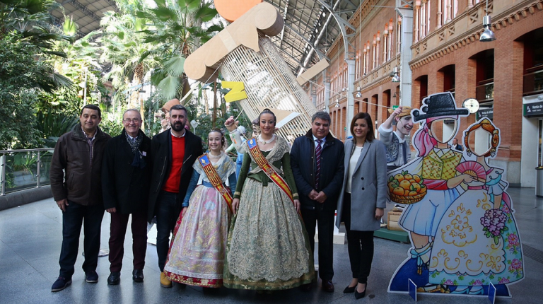 VALÈNCIA PLANTA UNA FALLA EN LA ESTACIÓN DE ATOCHA DE MADRID: #ENAVEALASFALLAS