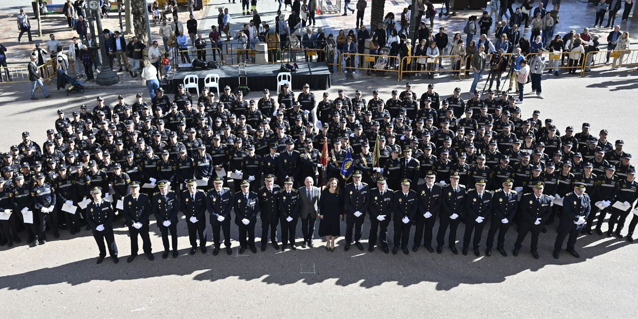  194 nuevos policías locales recogen sus despachos e incrementan la plantilla de la Policía Local de València