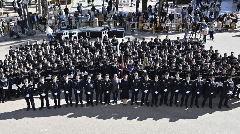 194 nuevos policías locales recogen sus despachos e incrementan la plantilla de la Policía Local de València