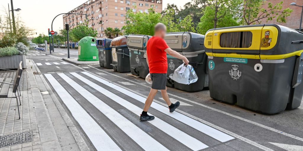  València inicia la señalización de 415 pasos peatonales sobre carriles bici para facilitar el acceso a los contenedores de residuos