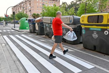 València inicia la señalización de 415 pasos peatonales sobre carriles bici para facilitar el acceso a los contenedores de residuos