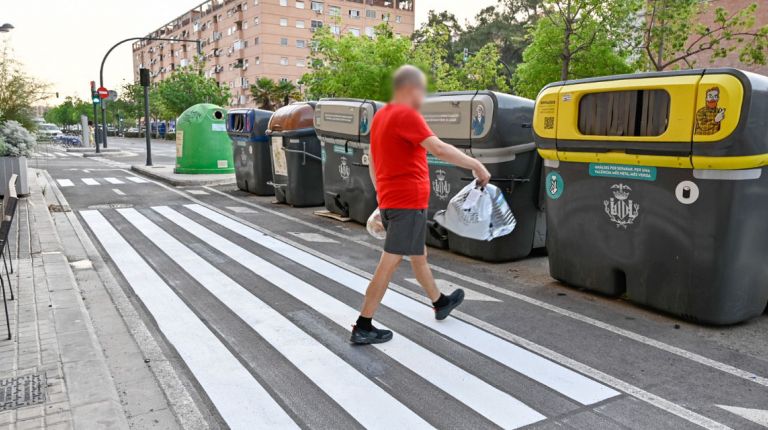 València inicia la señalización de 415 pasos peatonales sobre carriles bici para facilitar el acceso a los contenedores de residuos