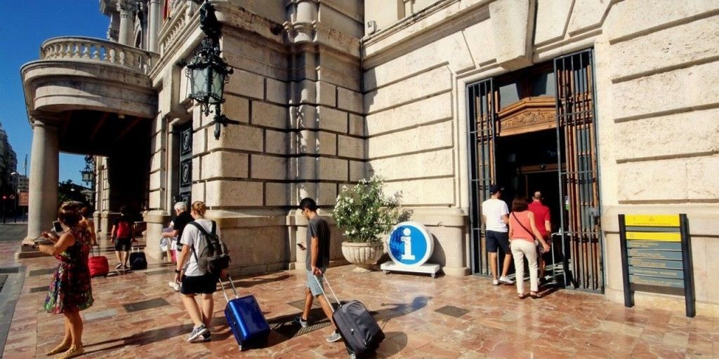  EL AYUNTAMIENTO AMPLÍA Y REFORMA LA OFICINA DE TURISMO MUNICIPAL