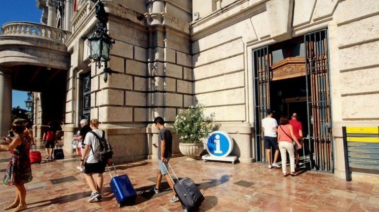 EL AYUNTAMIENTO AMPLÍA Y REFORMA LA OFICINA DE TURISMO MUNICIPAL