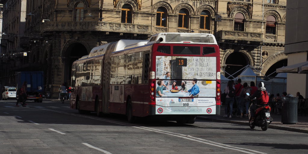 València promociona su oferta turística en los autobuses de Bolonia