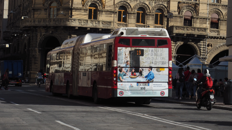 València promociona su oferta turística en los autobuses de Bolonia