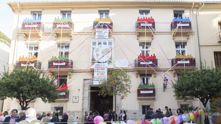 Cáritas Diocesana de Valencia ´penja`  su falla solidaria con la presencia de las Falleras Mayores