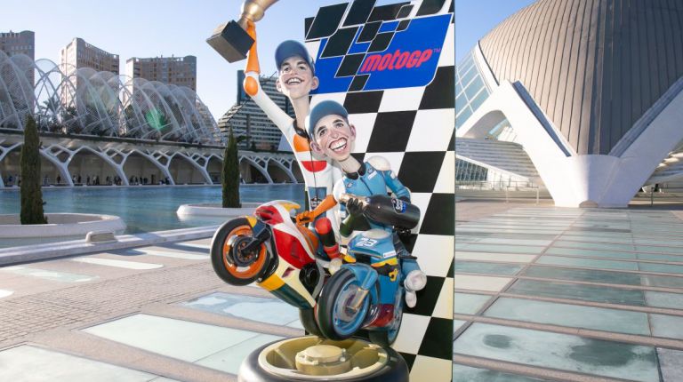 Estrella Galicia 0,0 y la falla Duque de Gaeta hacen pole en Valencia con su homenaje a Marc y Alex Márquez