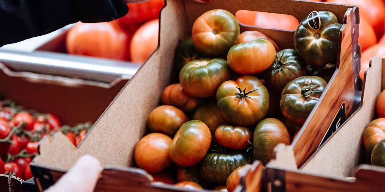  El Mercado Central de València anima a sus clientes a disfrutar del Día Mundial de la Alimentación saboreando sus productos frescos y de alimentación