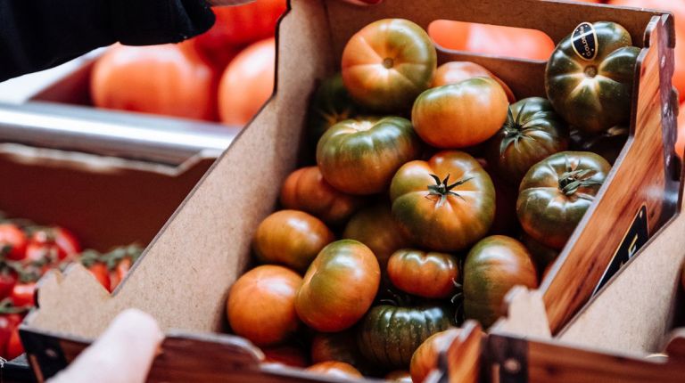 El Mercado Central de València anima a sus clientes a disfrutar del Día Mundial de la Alimentación saboreando sus productos frescos y de alimentación