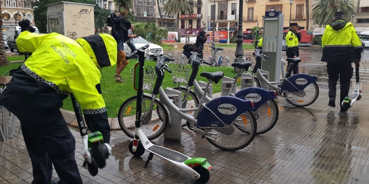  LA POLICÍA LOCAL RETIRA LOS PATINETES ELÉCTRICOS TRAS REQUERIR A LA EMPRESA DE ALQUILER A HACERLO VOLUNTARIAMENTE 