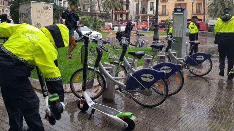 LA POLICÍA LOCAL RETIRA LOS PATINETES ELÉCTRICOS TRAS REQUERIR A LA EMPRESA DE ALQUILER A HACERLO VOLUNTARIAMENTE 