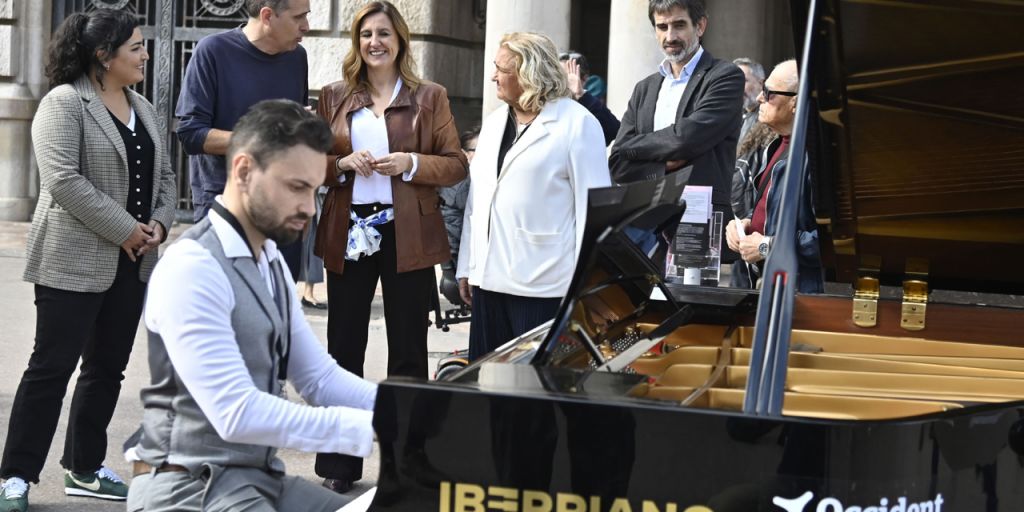  Ocho pianos de cola ocupan plazas de la ciudad para acercar la música a todos los públicos