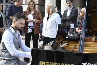 Ocho pianos de cola ocupan plazas de la ciudad para acercar la música a todos los públicos