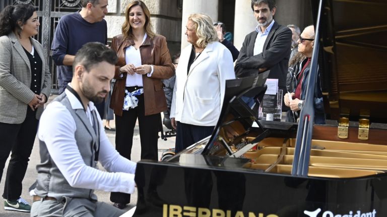 Ocho pianos de cola ocupan plazas de la ciudad para acercar la música a todos los públicos