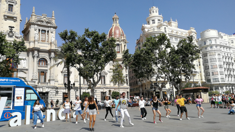 El Punto Móvil de Información Turística de València inicia  la temporada de verano con un flashmob