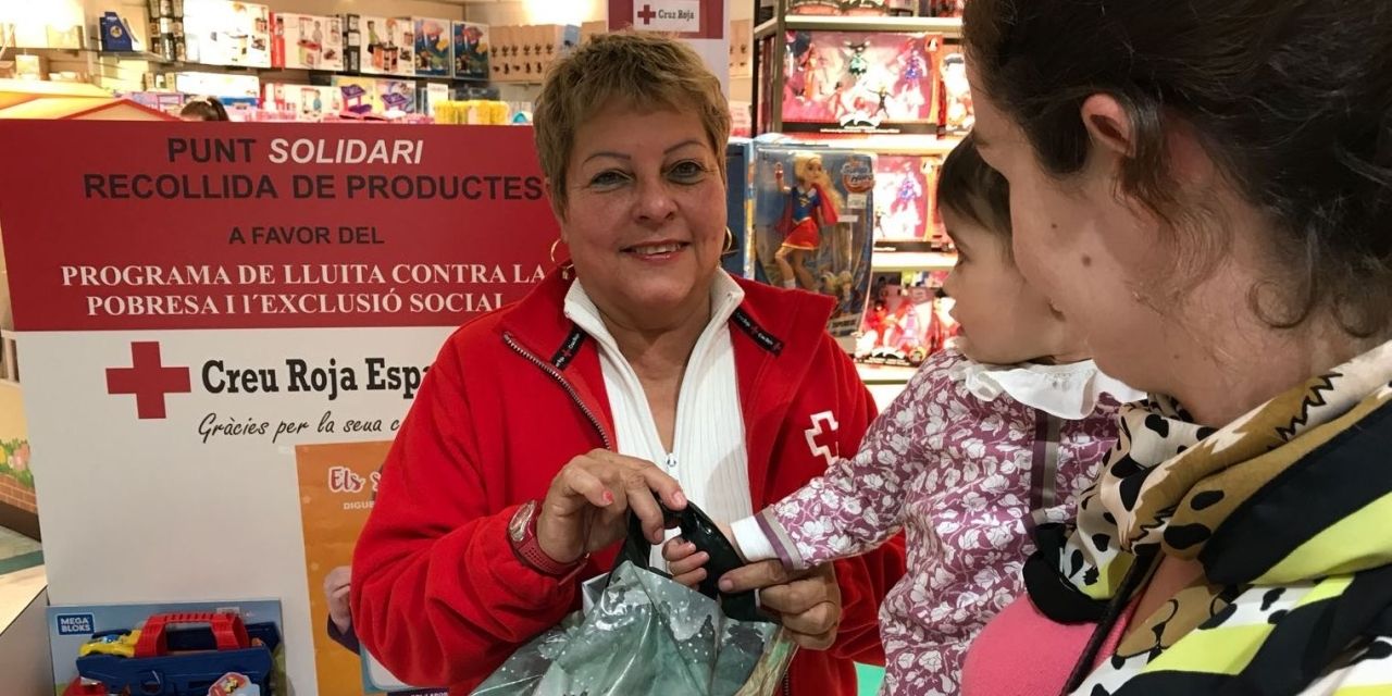 Cruz Roja Juventud reparte en Valencia más de 2.700 juguetes para 1.300 niños, niñas 