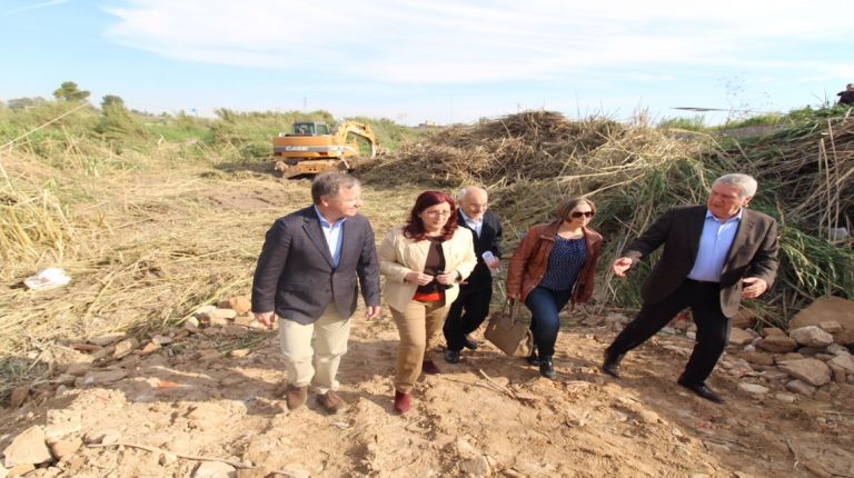 El delegado del Gobierno y la presidenta de la Confederación Hidrográfica visitan las actuaciones en el cauce del Río Júcar en Sueca