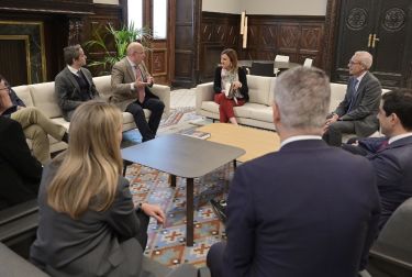 La alcaldesa de València, María José Catalá, ha recibido este viernes a los coordinadores del libro “Derecho Fallero. Estudios