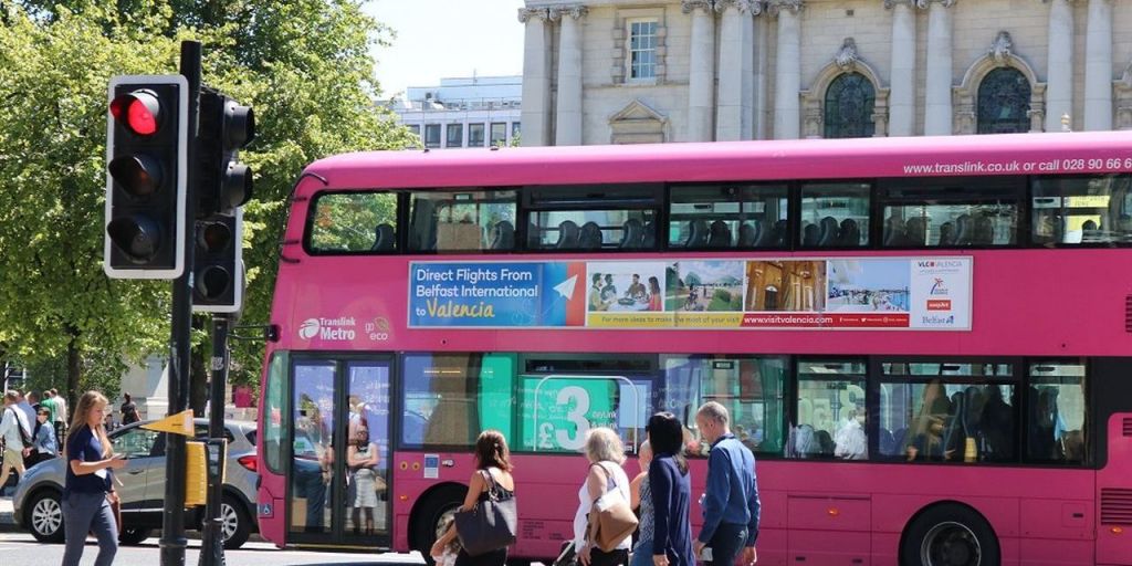  València recorre la ciudad de Belfast en autobús