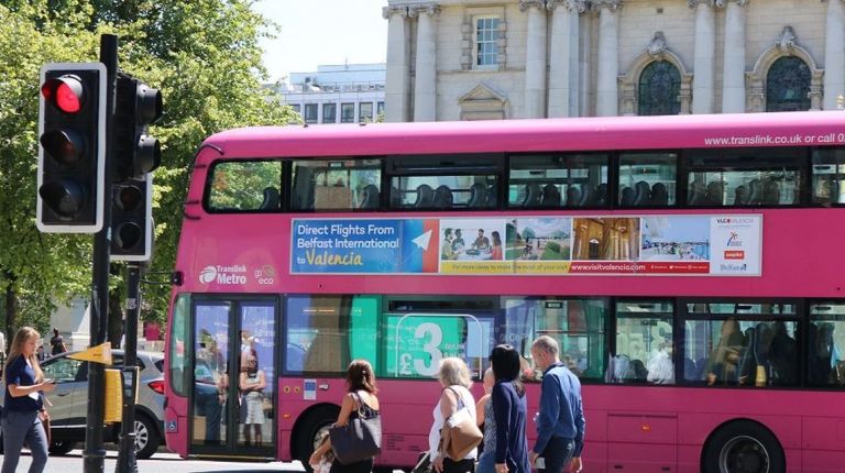 València recorre la ciudad de Belfast en autobús