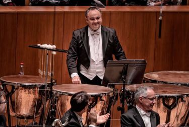 La Orquesta de València estrena el concierto para timbales Storm of Strikes de Óscar Navarro, dirigida por Alexander Liebreich y con el solista Javier Eguillor